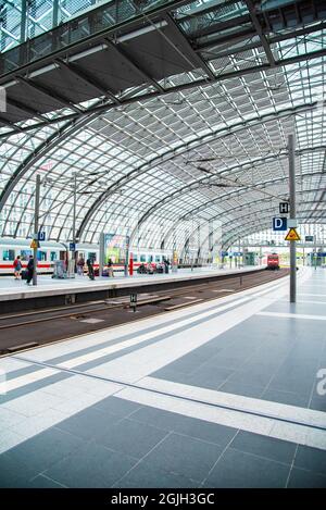 Berlin Hauptbahnhof est la principale gare ferroviaire de Berlin, en Allemagne, située sur le site de Lehrter Bahnhof, et sur le train de banlieue S-Bahn de Berlin. Banque D'Images