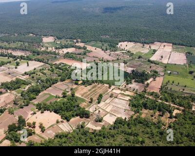 Terres agricoles de montagne en Thaïlande rurale, photographie de paysage, photographie de drone Banque D'Images