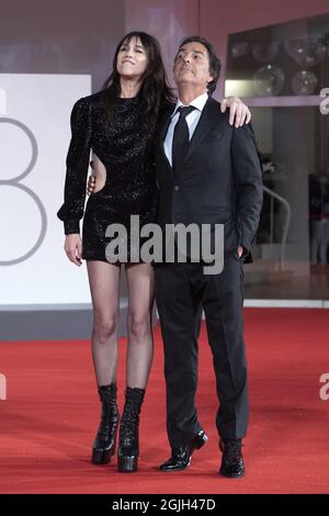 Charlotte Gainsbourg et Yvan Attal assistent à la première les Choses Humaines dans le cadre du 78e Festival international du film de Venise, à Venise, en Italie, le 09 septembre 2021. Photo de Paolo Cotello/imageSPACE/MediaPunch Banque D'Images