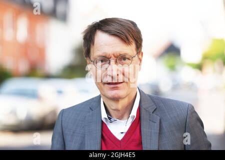 Cologne, Allemagne. 09e septembre 2021. Karl Lauterbach, expert en santé du SPD et candidat direct pour la circonscription Cologne IV, se trouve dans la rue du district de Delbrück. L'expert en santé se bat pour la rentrée au Bundestag. Credit: Oliver Berg/dpa/Alay Live News Banque D'Images