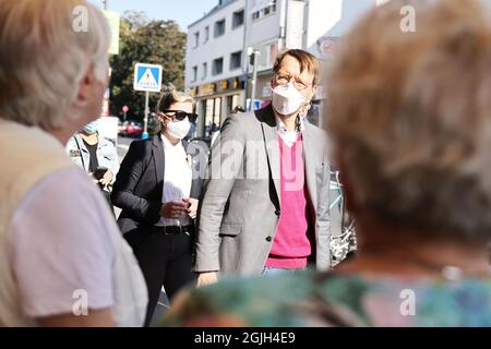 Cologne, Allemagne. 09e septembre 2021. Karl Lauterbach (M), expert en santé du SPD et candidat direct pour la circonscription Cologne IV, traverse le district de Delbrück. L'expert en santé se bat pour la rentrée au Bundestag. Credit: Oliver Berg/dpa/Alay Live News Banque D'Images