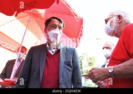 Cologne, Allemagne. 09e septembre 2021. Karl Lauterbach (M), expert en santé du SPD et candidat direct pour la circonscription de Cologne IV, se tient sur le stand de son parti dans le district de Delbrück. L'expert en santé se bat pour revenir au Bundestag. Credit: Oliver Berg/dpa/Alay Live News Banque D'Images