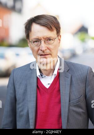 Cologne, Allemagne. 09e septembre 2021. Karl Lauterbach, expert en santé du SPD et candidat direct pour la circonscription Cologne IV, se trouve dans la rue du district de Delbrück. L'expert en santé se bat pour la rentrée au Bundestag. Credit: Oliver Berg/dpa/Alay Live News Banque D'Images