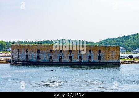 Casco Bay, Maine, États-Unis. Fort Gorges est un ancien fort militaire des États-Unis construit sur l'île Hog Ledge à l'entrée du port de Portland, Maine Banque D'Images