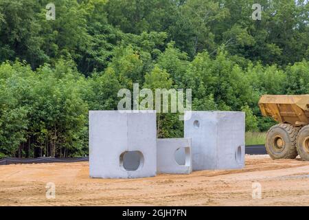 Tuyaux en béton pour la construction de systèmes de drainage sur de grands tuyaux de drainage en ciment pour la construction de bâtiments industriels Banque D'Images