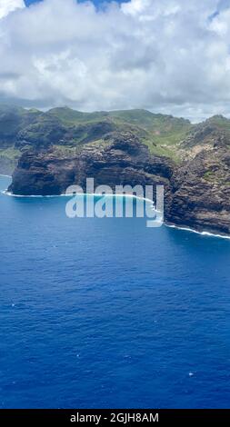 Vue aérienne sur le rivage est de Kauai avec les montagnes, les falaises et l'océan Pacifique. Banque D'Images