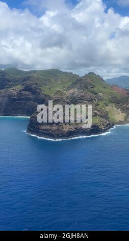 Vue aérienne sur le rivage est de Kauai avec les montagnes, les falaises et l'océan Pacifique. Banque D'Images