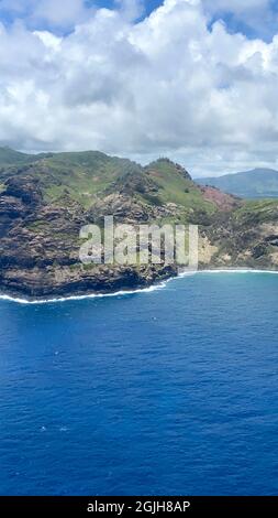 Vue aérienne sur le rivage est de Kauai avec les montagnes, les falaises et l'océan Pacifique. Banque D'Images