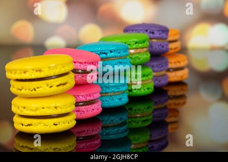 Délicieux macarons, un célèbre dessert français multicolore à la suite. Mise au point sélective. Arrière-plan flou Banque D'Images