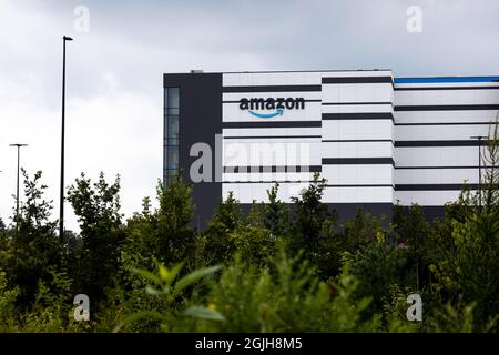 Ottawa (Ontario), Canada - le 13 août 2021 : un entrepôt de distribution Amazon dans le quartier de Barrhaven, à Ottawa. Banque D'Images