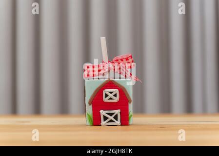 décoration en chocolat carré sur le thème de la ferme. Bonbons décorés de massepain en forme de grange rouge. Banque D'Images