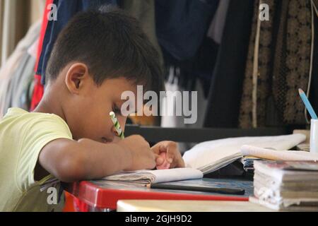 15 juillet 2019, Savar, Dhaka, Bangladesh. L'enfant fait ses devoirs à l'école Banque D'Images