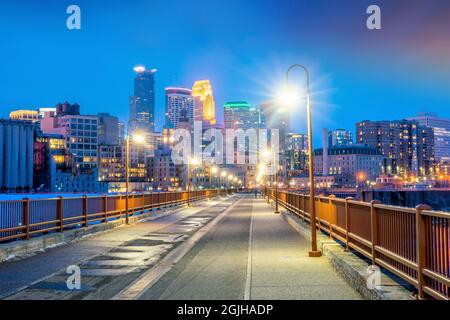 Horizon du centre-ville de Minneapolis dans le Minnesota, États-Unis au coucher du soleil Banque D'Images