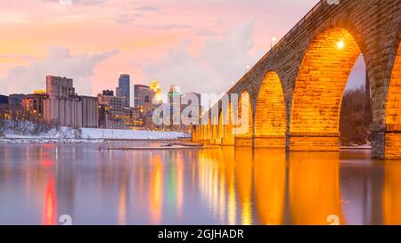 Horizon du centre-ville de Minneapolis dans le Minnesota, États-Unis au coucher du soleil Banque D'Images