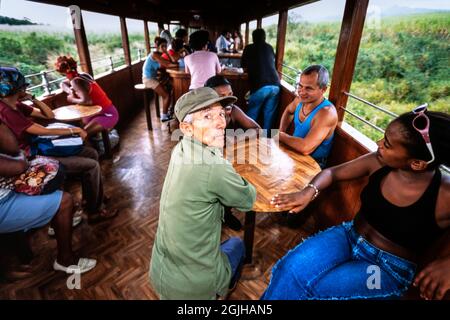 Passagers en train de Trinidad à Valle de los Ingenios, Trinidad, Cuba Banque D'Images