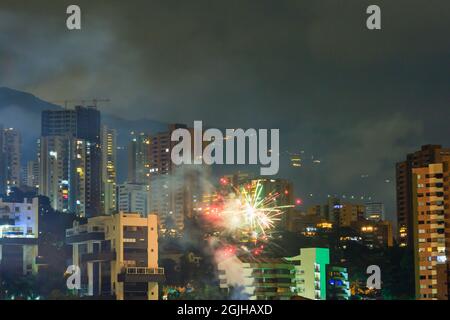 Feux d'artifice à Medellin la Saint-Sylvestre. Banque D'Images