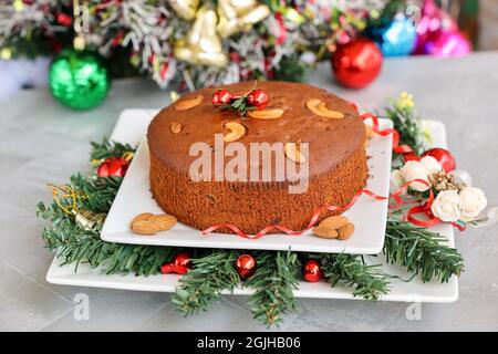 Gâteau de prune maison de Noël célébration indienne de Noël servant Inde Kerala. Gâteau aux fruits secs, noix, épices, rhum pour la fête du nouvel an, Banque D'Images