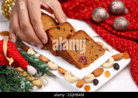 Gâteau de prune maison de Noël célébration indienne de Noël servant Inde Kerala. Gâteau aux fruits secs, noix, épices, rhum pour la fête du nouvel an, Banque D'Images