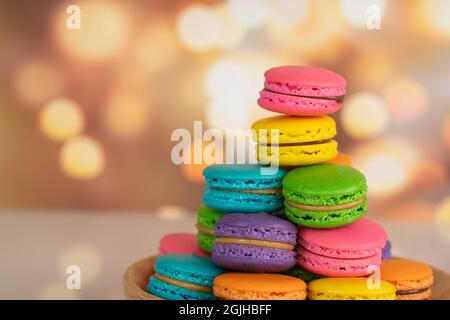 Délicieux macarons, un célèbre dessert français multicolore dans une pile. Mise au point sélective. Arrière-plan flou Banque D'Images