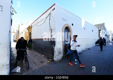 Marche dans les rues de la médina à Salé, Maroc. Banque D'Images
