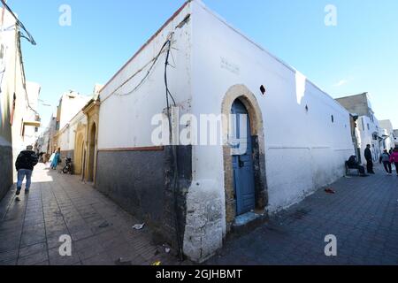 Marche dans les rues de la médina à Salé, Maroc. Banque D'Images