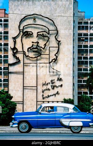 Voiture américaine classique des années 50 passant devant la fresque du Che Guevara, la Havane, Cuba Banque D'Images