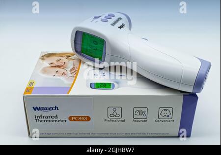 Thermomètre infrarouge Wawech isolé sur fond blanc. Banque D'Images