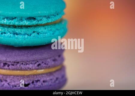 Délicieux macarons, un célèbre dessert français multicolore dans une pile. Mise au point sélective. Arrière-plan flou Banque D'Images