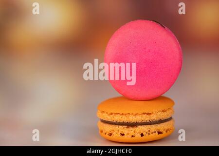 Délicieux macarons, un célèbre dessert français multicolore dans une pile. Mise au point sélective. Arrière-plan flou Banque D'Images