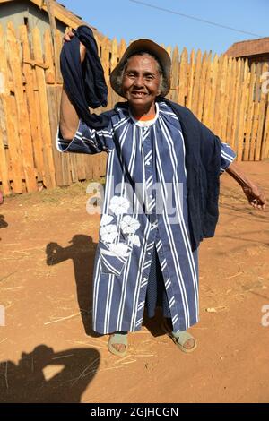 Danse avec les morts. Famadihana ( tournant des os ) cérémonie dans le centre de Madagascar. Banque D'Images