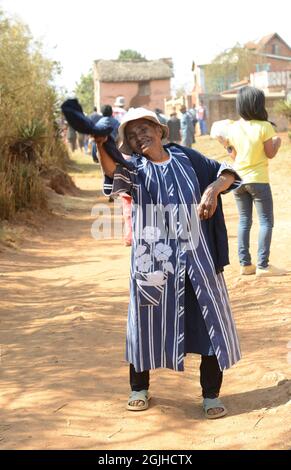 Danse avec les morts. Famadihana ( tournant des os ) cérémonie dans le centre de Madagascar. Banque D'Images