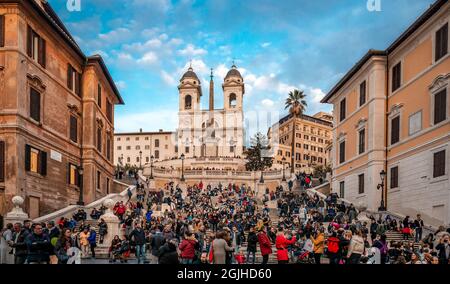 Les marches espagnoles avec l'église de la Santissima Trinita dei Monti et l'obélisque égyptien en arrière-plan.Photo prise depuis la Piazza di Spagna. Banque D'Images