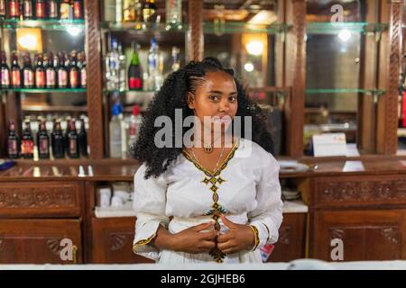 Mekele, Ethiopie - 28 avril 2019: La belle femme de barmaid éthiopienne avec le style traditionnel des cheveux à Mekelle, deuxième plus grande ville et capitale de Tigray Banque D'Images