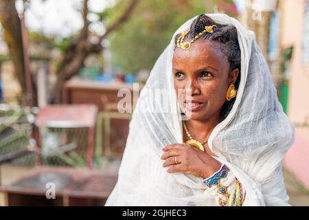 Mekelle, Ethiopie - 28 avril 2019 : Belle Ethiopienne avec costume traditionnel dans la rue de Mekelle, deuxième plus grande ville et capitale de Ti Banque D'Images