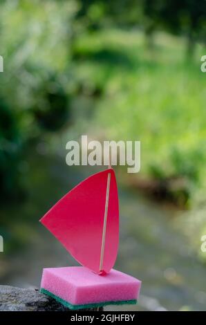 Voilier rose en éponge de cuisine. Un bateau pour enfants contre Banque D'Images