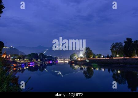 Srinagar, Inde. 09e septembre 2021. Une vue nocturne de la rivière Jehlum avec les collines de Zabarwan en arrière-plan à Srinagar. Crédit : SOPA Images Limited/Alamy Live News Banque D'Images