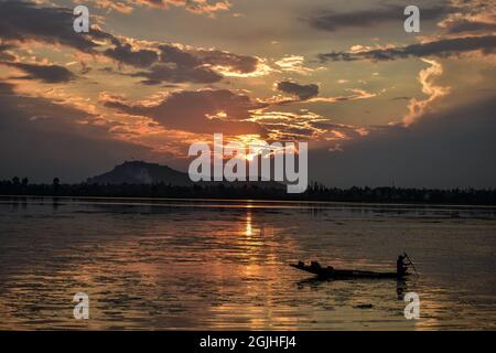 Srinagar, Inde. 09e septembre 2021. Un boatman décale son bateau à travers le lac Dal pendant le coucher du soleil à Srinagar. (Photo de Saqib Majeed/SOPA Images/Sipa USA) crédit: SIPA USA/Alay Live News Banque D'Images