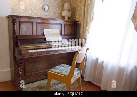 Irkoutsk, Russie - 30 juillet 2021, Maison du Musée des révolutionnaires des Démembriens. Éditorial, piano ancien. Banque D'Images