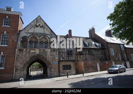 Bâtiments historiques sur la place St Mary à l'extérieur de la cathédrale de Gloucester, au Royaume-Uni Banque D'Images