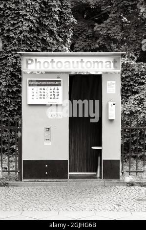 Berlin, Allemagne, 29 août 2021, kiosque à photos pour les photos de passeport dans Skalitzer Strasse, Kreuzberg avec l'invite: 'Prendre une photo de vous-même'. Banque D'Images