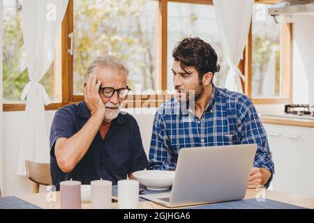 Aîné avec la maladie d'Alzheimer et la démence compte perdu oublié nom d'utilisateur login mot de passe aider soins et consolation de jeune homme fils. Banque D'Images