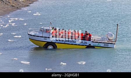 JOKULSARLON, ISLANDE - 30 JUILLET 2021 : excursion en bateau sur la lagune glaciaire de Jokulsarlon en Islande. Beaucoup de gens visitent le célèbre lagon glaciaire en Islande tous les yeux Banque D'Images