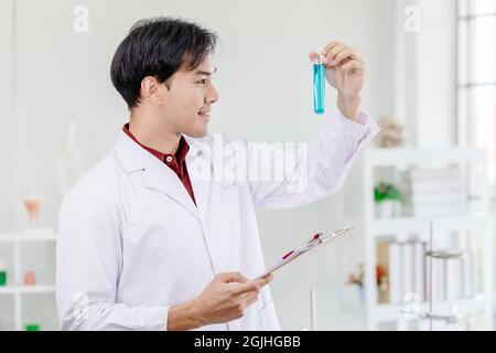 Les scientifiques sourient heureux pour la réussite de découvrir la formule chimique développer à nouveau médicament dans le concept de laboratoire médical. Banque D'Images