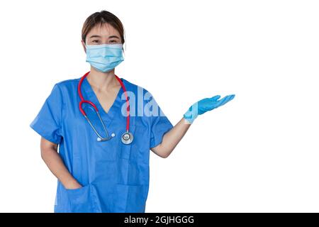 Femmes asiatiques médecin ou infirmière debout montrer main présente ou introduire isolé sur fond blanc. Banque D'Images