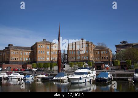 Vue sur le quai de Gloucester avec des propriétés en arrière-plan, au Royaume-Uni Banque D'Images