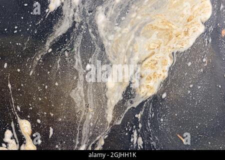 taches de polluants provenant d'huile industrielle, de pétrole, de produits chimiques dans l'eau Banque D'Images