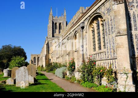 Église de la Sainte Trinité (une église de laine) avec cimetière et fleurs à long Melford, Suffolk, Angleterre Banque D'Images