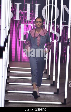 Non exclusif: MEXICO, MEXIQUE - SEPTEMBRE 9: Un modèle marche sur piste pendant le défilé de mode de Liverpool Fashion Fest automne/hiver 2021 à Man Banque D'Images
