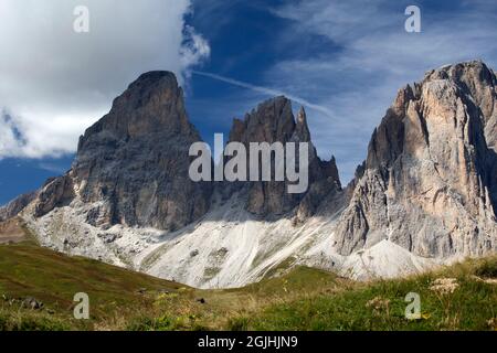 Groupe Sassolungo (Langkofel), Dolomites, Italie. Vue depuis Sella Pass. Banque D'Images