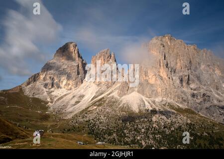 Groupe Sassolungo (Langkofel), Dolomites, Italie. Vue depuis Sella Pass. Banque D'Images